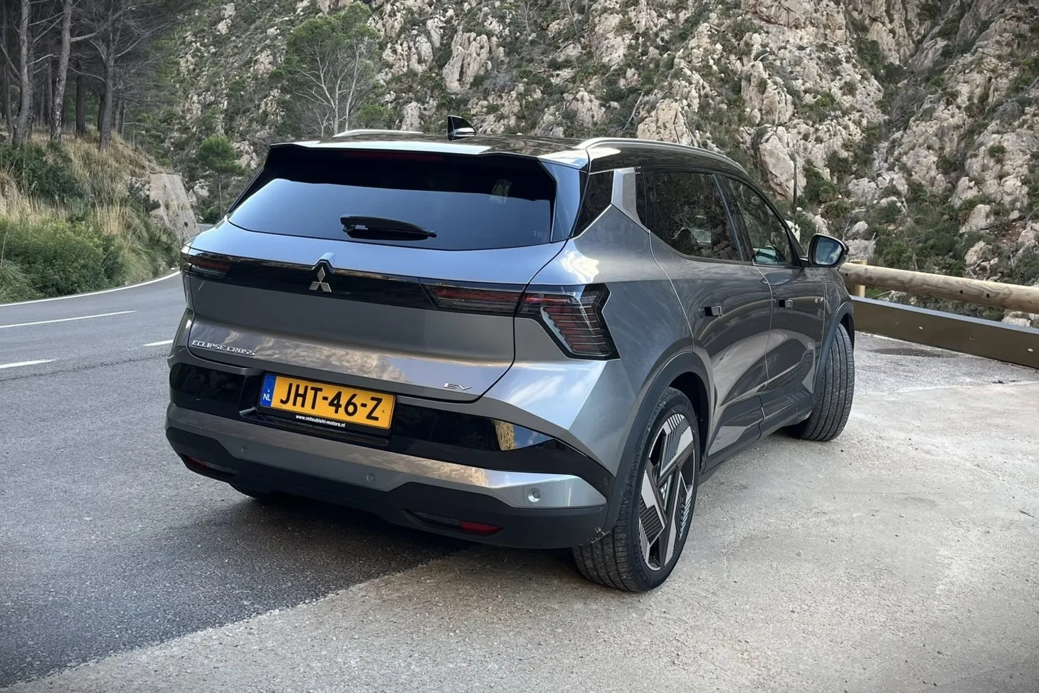 Das Heck mit neu gestalteter Lichtgrafik und Mitsubishi-Logo wirkt breiter und moderner als beim Renault Scénic E-Tech.